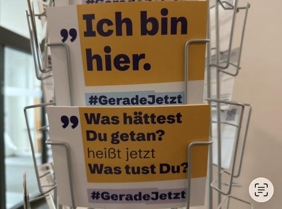 2 Postkarten mit dem Aufdruck 
Ich bin hier.

Was hättest Du getan? heißt jetzt Was tust Du?
#GeradeJetzt