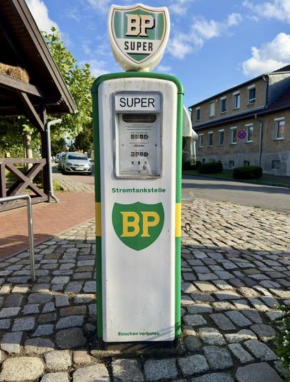 Eine antike BP Zapfsäule umgebaut zur Stromtankstelle 