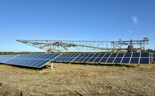 Fotovoltaikmodule vor dem Besucherbergwerk F60 Förderbrücke, die größte mobile Arbeitsmaschine der Welt 
