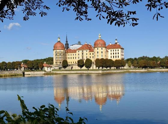 Das Schloss Moritzburg in der Nähe von Dresden 