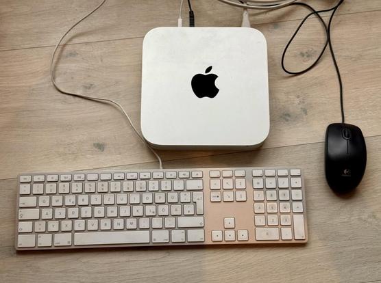 ein Apple mac mini mit Tastatur und Maus
