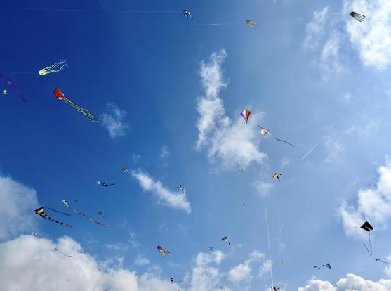 Viele bunte Drachen am Himmel 