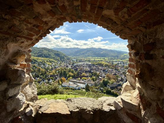 Blick auf Staufen im Breisgau durch ein Fenster der Burgruine Staufen