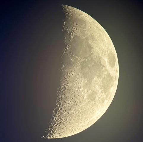 Der zunehmende Mond mit seinen Kratern 