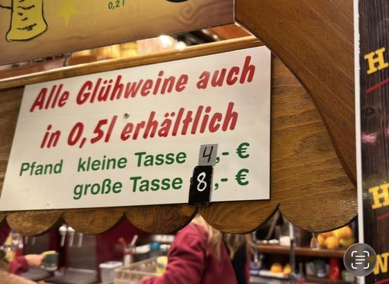 Schild mit der Aufschrift: alle Glühweine auch in 0,5l erhältlich 