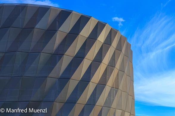 Diagonale Streifen einer Fassade eines Parkhauses am Flughafen Stuttgart, das mit Metallplatten vekleidet ist
